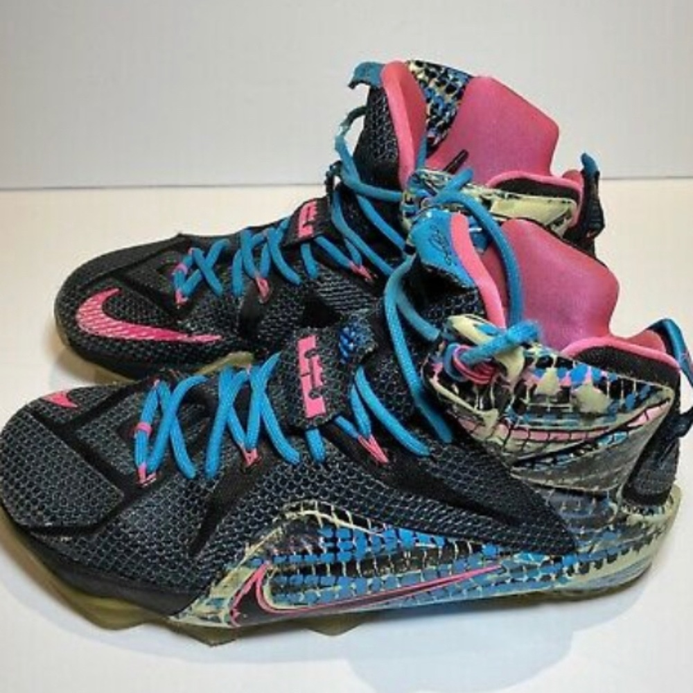 LaBron James 23 Chromosomes size 6.5y shoe